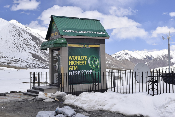 Máy ATM cao nhất thế giới nằm trên ngọn núi hơn 4.600 mét - Ảnh 1.