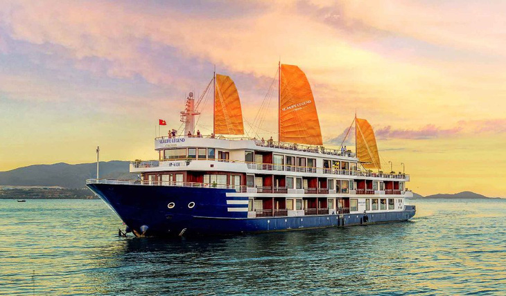 Cho du khách ngủ đêm trên tàu du lịch ở vịnh Nha Trang - Ảnh 1.