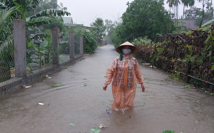 Miền Trung mưa trắng trời, khẩn cấp di dời hàng chục ngàn dân khỏi nơi nguy hiểm