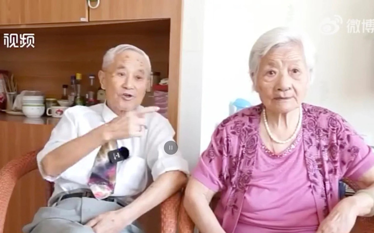 Gần 100 tuổi, cặp đôi 