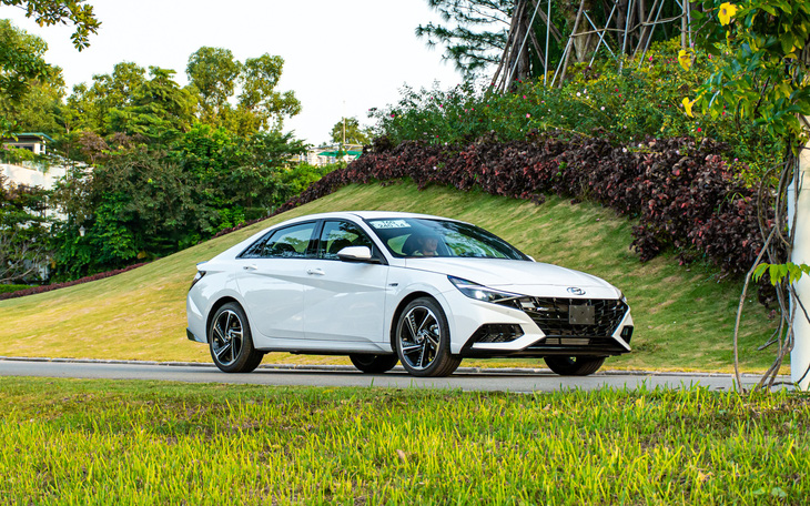 Hyundai Elantra 2023 ra mắt Việt Nam: Giá từ 599 triệu đồng, 