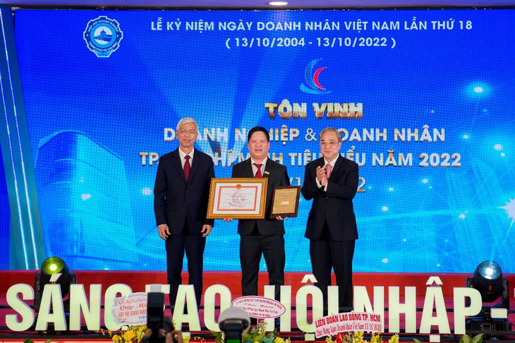 Hưng Thịnh Incons liên tiếp nhận giải thưởng sản phẩm dịch vụ tiêu biểu TP.HCM - Ảnh 1.