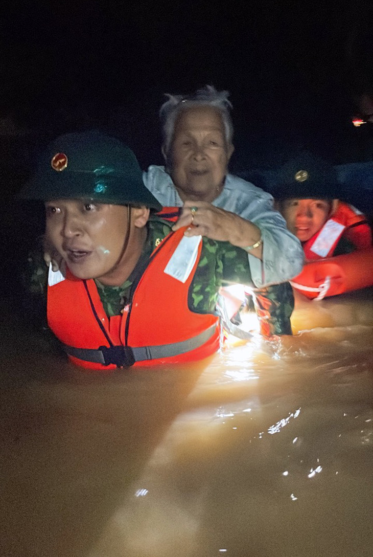 Tiếng kêu cứu trắng đêm của người Đà Nẵng bị ngập trong mưa lịch sử - Ảnh 7.