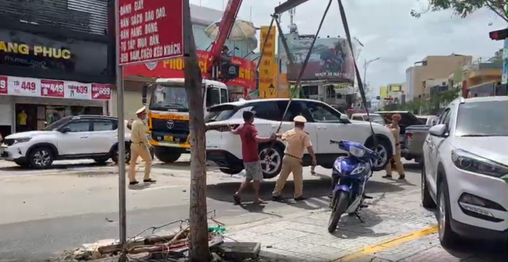 Cứu hộ hơn 300 xe ô tô sau trận ngập lụt lịch sử ở Đà Nẵng - Ảnh 4.