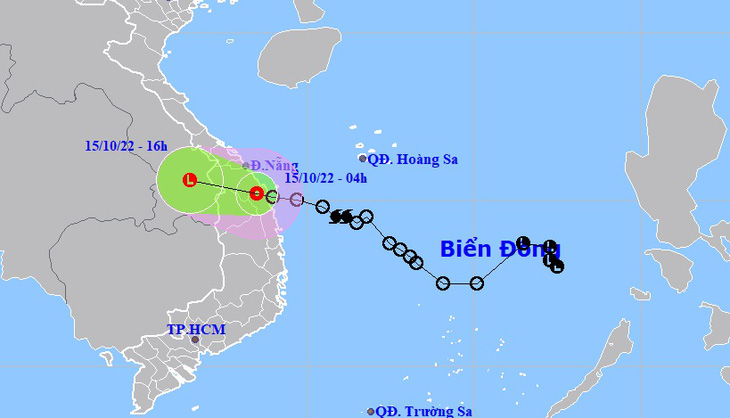 Áp thấp nhiệt đới đổ bộ Quảng Nam - Quảng Ngãi, trong 9 giờ Thừa Thiên Huế mưa 570mm - Ảnh 1.