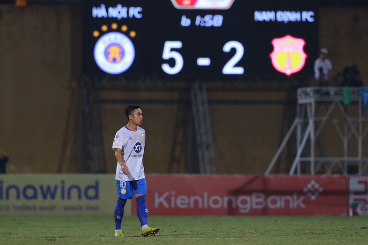 HLV Nam Định không hài lòng thua quá dễ Hà Nội FC - Ảnh 1.