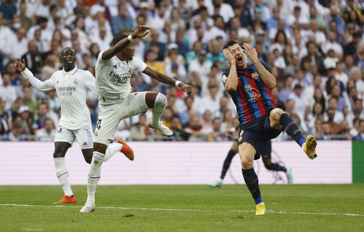 Benzema lập công, Lewandowski bỏ lỡ khó tin: Real Madrid thắng Barcelona 3-1 - Ảnh 2.