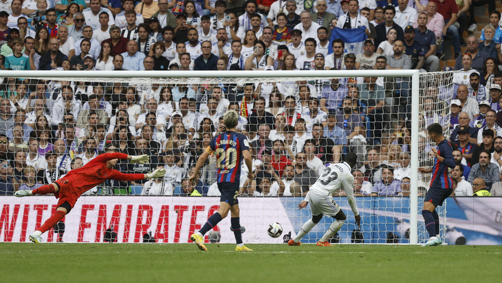 Benzema lập công, Lewandowski bỏ lỡ khó tin: Real Madrid thắng Barcelona 3-1 - Ảnh 4.