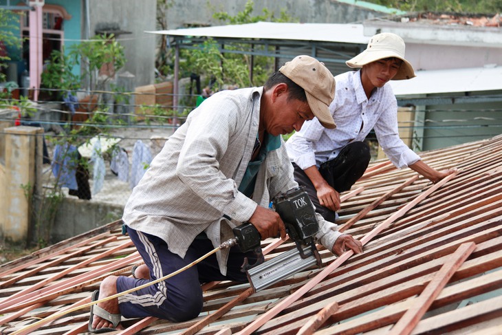 Đừng tặng bánh khô cho người đang khát nước - Ảnh 1.