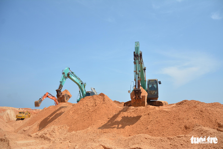 Bình Thuận báo cáo nhanh vụ sạt lở mỏ titan khiến 4 công nhân bị chôn vùi - Ảnh 1.