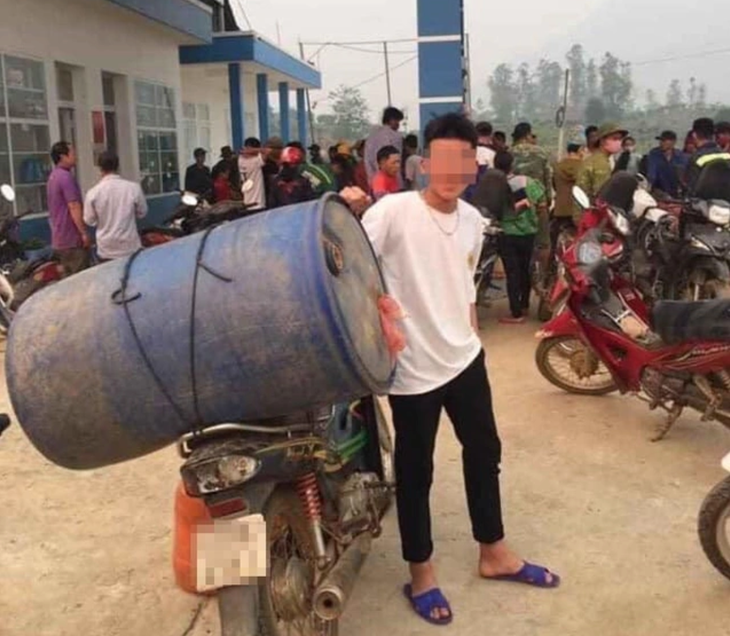 Muôn kiểu đổ xăng của người Việt (P2) - Ảnh 4.