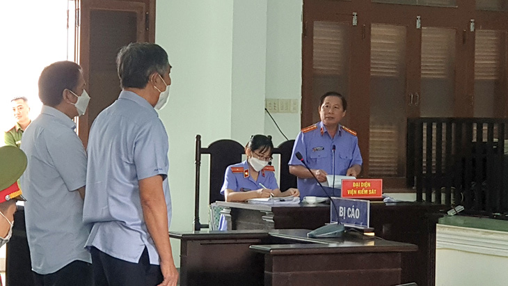 Mở lại phiên tòa xử cựu phó chủ tịch thường trực UBND tỉnh Phú Yên vụ bán sỉ 262 lô đất - Ảnh 2.