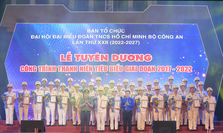 Trao thưởng 77 công trình thanh niên tiêu biểu lực lượng công an - Ảnh 1.