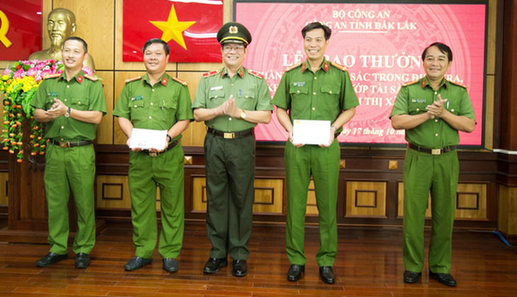 Công an Đắk Lắk thưởng nóng 2 đơn vị truy bắt nhanh nhóm cướp ở nhà chủ tịch huyện - Ảnh 1.