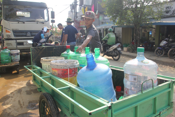 Bộ đội đi cấp nước sạch cho dân vùng ngập Đà Nẵng - Ảnh 3.