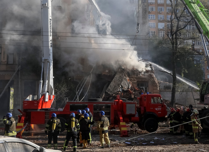 Máy bay cảm tử bổ nhào xuống Kiev gây thương vong - Ảnh 1.