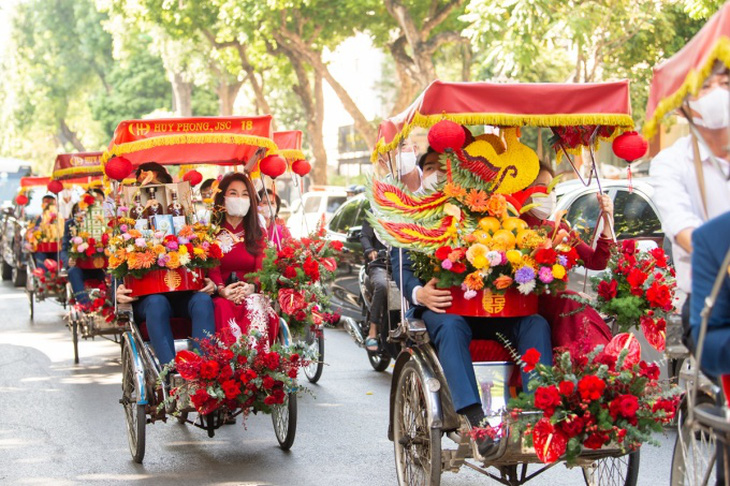 Đẳng cấp gia đình tỉ phú: Đón con dâu hoa hậu bằng xích lô! - Ảnh 2.