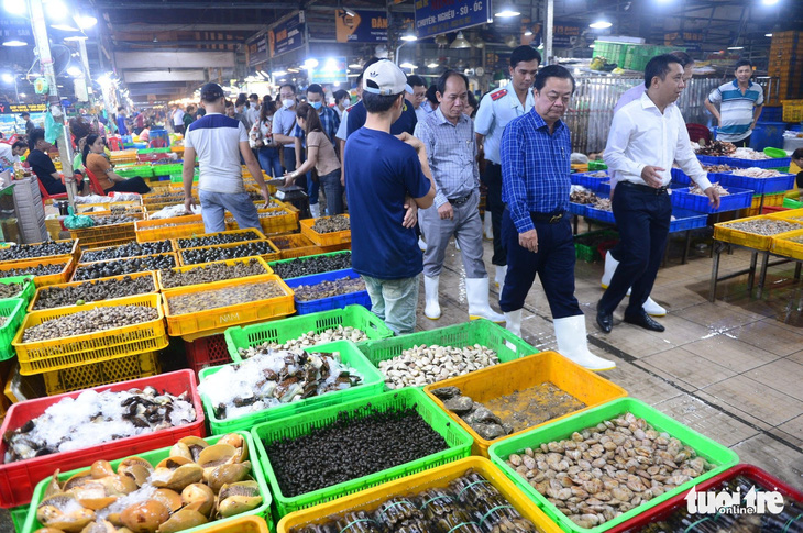 Bộ trưởng Lê Minh Hoan khảo sát chợ đầu mối Bình Điền lúc 3h sáng - Ảnh 1.
