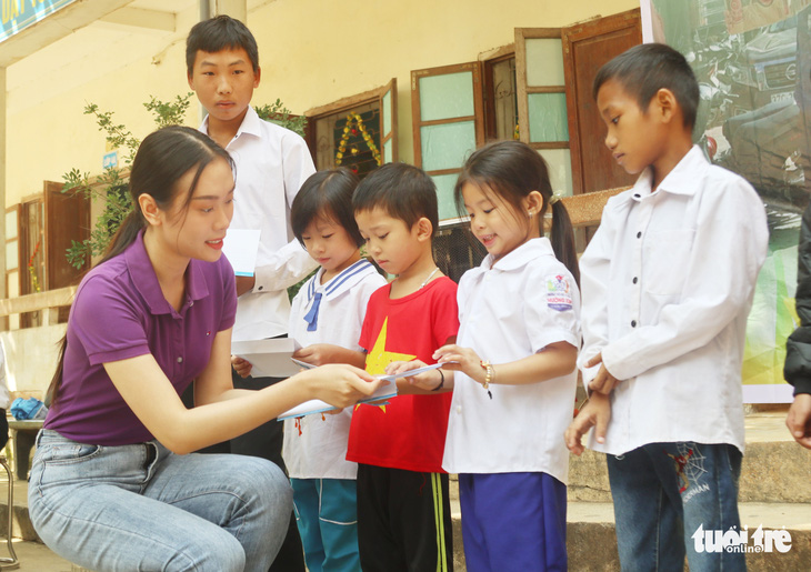 Hoa hậu Ban Mai ‘dựng lại mái nhà’ cho người dân vùng lũ quét - Ảnh 1.