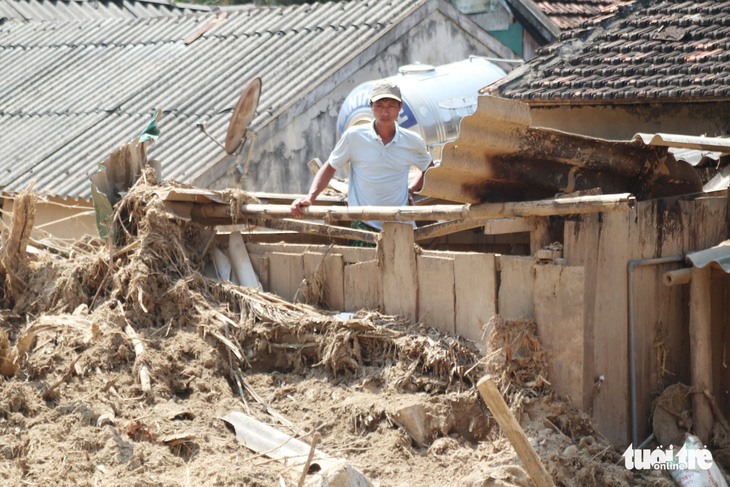 Hoa hậu Ban Mai ‘dựng lại mái nhà’ cho người dân vùng lũ quét - Ảnh 2.