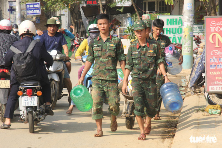 Bộ đội đi cấp nước sạch cho dân vùng ngập Đà Nẵng - Ảnh 1.