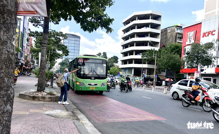 Sơn nền xanh, đỏ, vàng thí điểm cho các trạm dừng xe buýt ở TP.HCM - Ảnh 1.