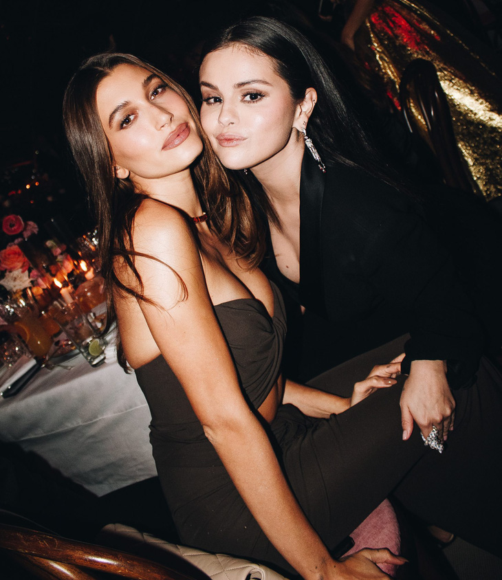 Hailey Bieber bất ngờ chụp chung với Selena Gomez thân như chị em gái - Ảnh 1.