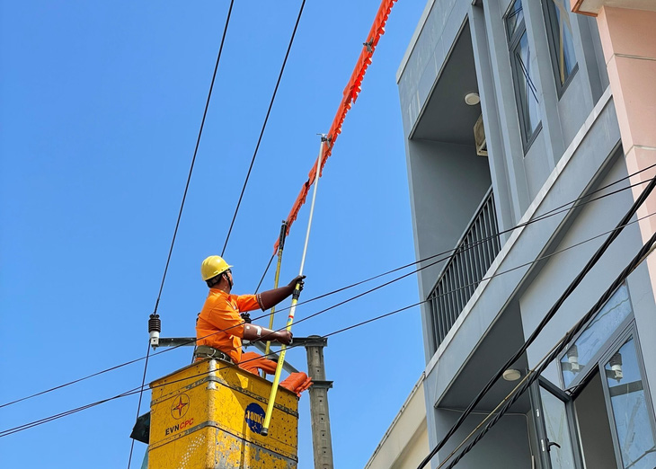 PC Đà Nẵng nỗ lực giảm thiểu các vi phạm hành lang an toàn lưới điện - Ảnh 1.