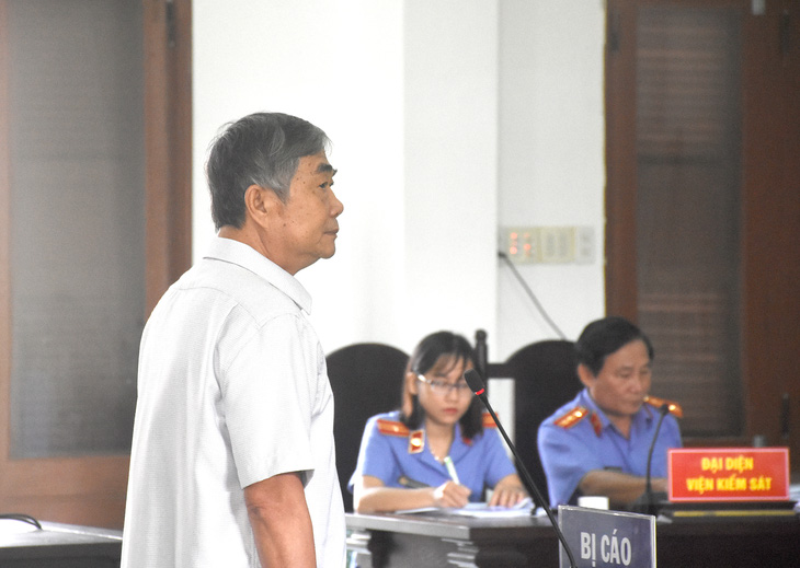 Vụ bán sỉ 262 lô đất: Cựu phó chủ tịch thường trực UBND tỉnh Phú Yên bị đề nghị 7-8 năm tù - Ảnh 1.