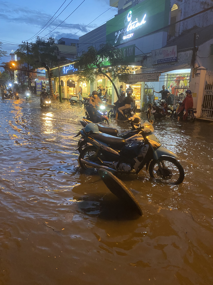 Dùng xe chuyên dụng giải cứu xe của phụ huynh học sinh khỏi đường ngập nặng - Ảnh 2.