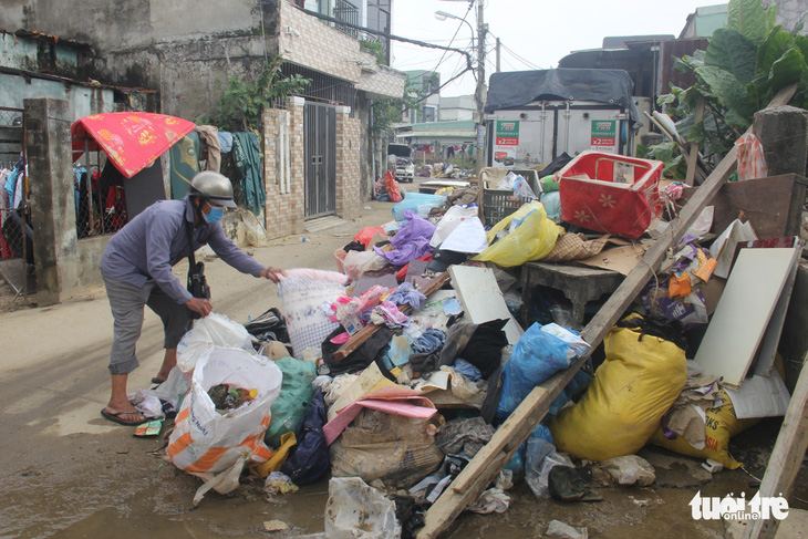 Đồ hư hỏng thành rác chất đống trong khu vực ngập sâu nhất Đà Nẵng - Ảnh 1.
