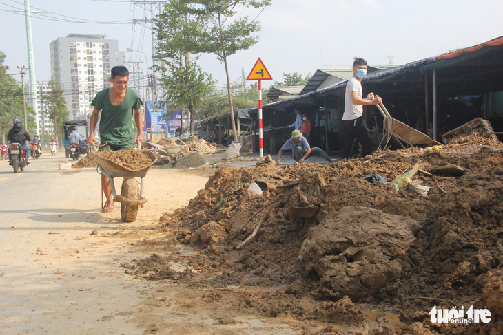 Quận ngập nặng nhất Đà Nẵng vẫn ngổn ngang bùn đất - Ảnh 3.