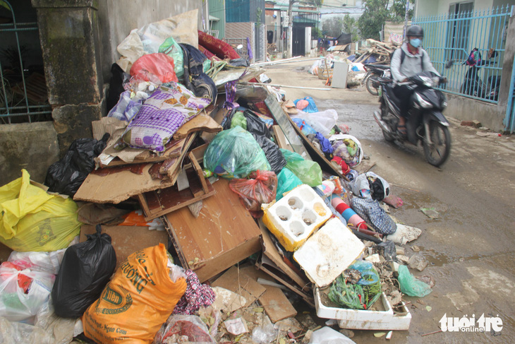 Đồ hư hỏng thành rác chất đống trong khu vực ngập sâu nhất Đà Nẵng - Ảnh 3.