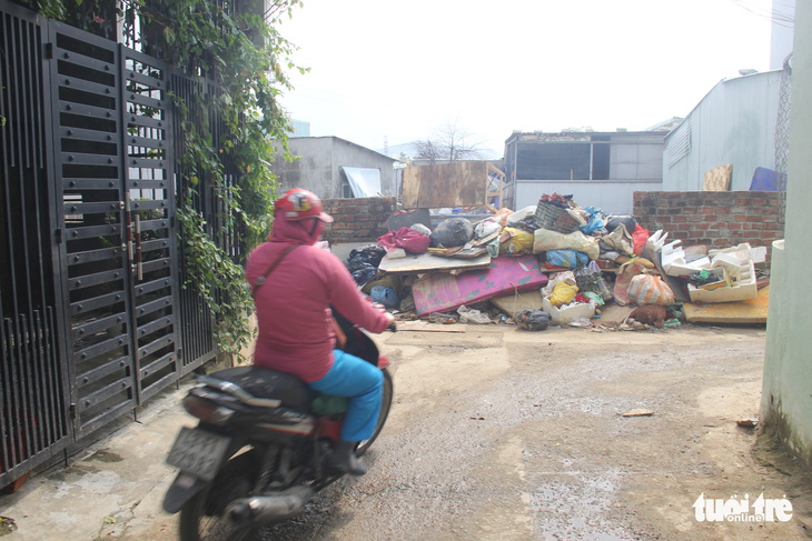 Đồ hư hỏng thành rác chất đống trong khu vực ngập sâu nhất Đà Nẵng - Ảnh 5.