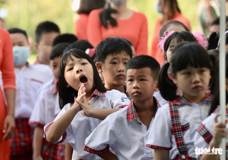 Giờ vào học quá sớm: Học sinh mỗi đêm chỉ ngủ 5-6 tiếng, để làm chi vậy? - Ảnh 1.