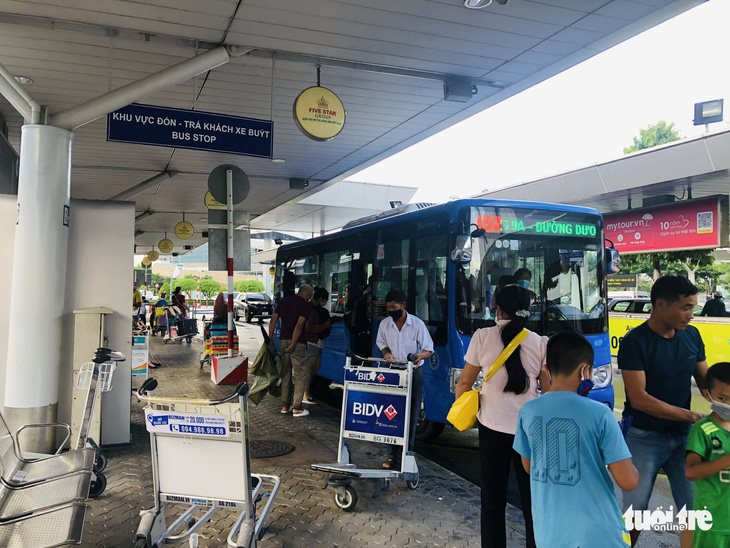Thêm 2 tuyến xe buýt vòng sân bay Tân Sơn Nhất - Ảnh 1.