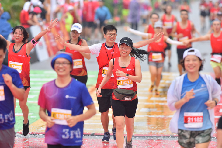 Đỗ Quốc Luật, Nguyễn Thị Oanh vô địch giải Hà Nội Marathon Techcombank - Ảnh 2.