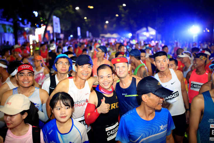 Đỗ Quốc Luật, Nguyễn Thị Oanh vô địch giải Hà Nội Marathon Techcombank - Ảnh 3.