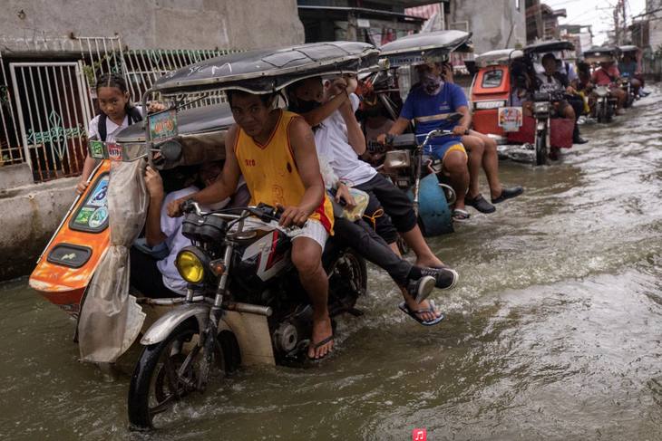 Taxi ôm lên ngôi ở Philippines khi mưa lũ thành chuyện cơm bữa - Ảnh 1.