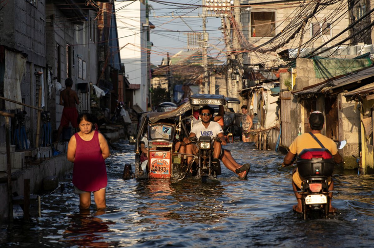 Taxi ôm lên ngôi ở Philippines khi mưa lũ thành chuyện cơm bữa - Ảnh 3.