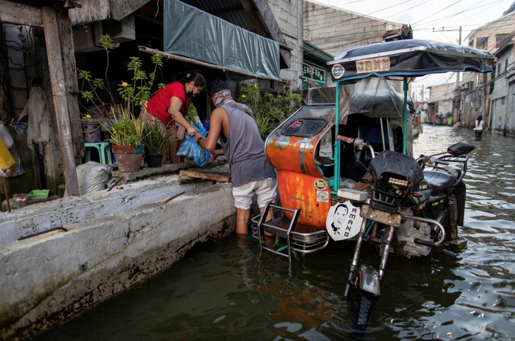 Taxi ôm lên ngôi ở Philippines khi mưa lũ thành chuyện cơm bữa - Ảnh 2.