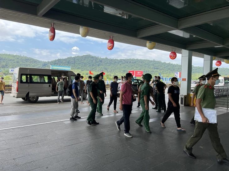 Bàn giao 9 người được ngư dân Phú Quốc cứu sống cho phía Trung Quốc - Ảnh 1.