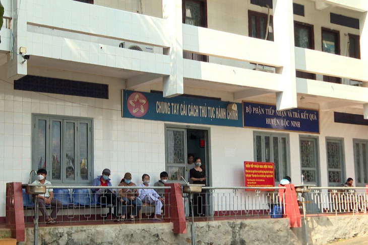 Bình Phước: Tạm đình chỉ giám đốc chi nhánh Văn phòng đăng ký đất đai Lộc Ninh - Ảnh 1.