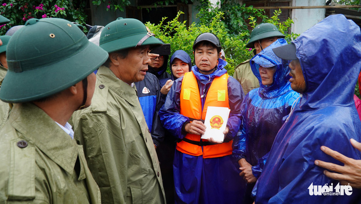 Phó thủ tướng Lê Văn Thành thăm, tặng quà người dân ở rốn lũ Thừa Thiên Huế - Ảnh 1.