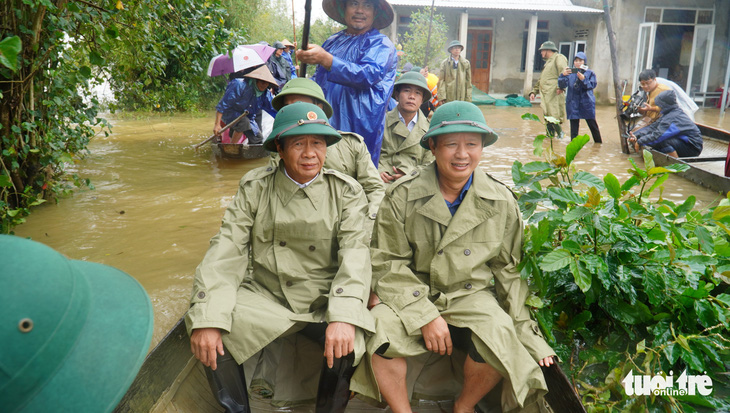 Phó thủ tướng Lê Văn Thành thăm, tặng quà người dân ở rốn lũ Thừa Thiên Huế - Ảnh 2.