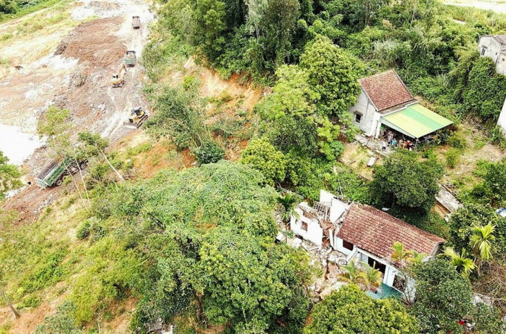 20 hộ dân có nhà gần mỏ khai thác sét ở Hạ Long bị sụt lún, nứt toác - Ảnh 4.