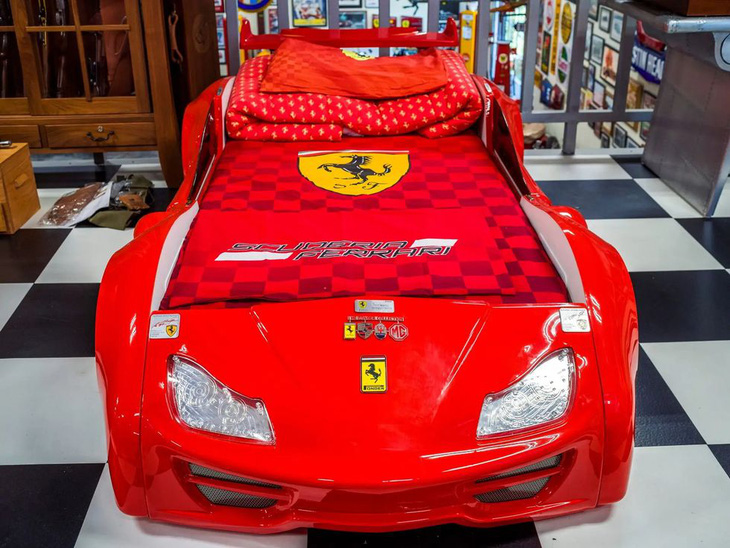 Đấu giá đồ vật mang logo Ferrari: Giường hơn trăm triệu, thùng rác 70 triệu - Ảnh 3.