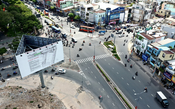 Metro số 2 đang đi vào 