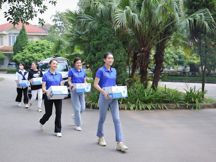 Ngắm top 3 Miss Peace Vietnam 2022 rạng rỡ về TP.HCM - Ảnh 3.