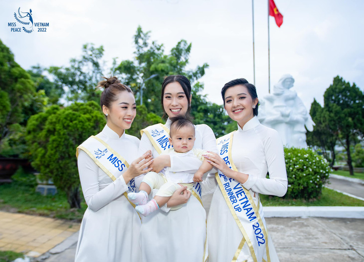 Ngắm top 3 Miss Peace Vietnam 2022 rạng rỡ về TP.HCM - Ảnh 2.